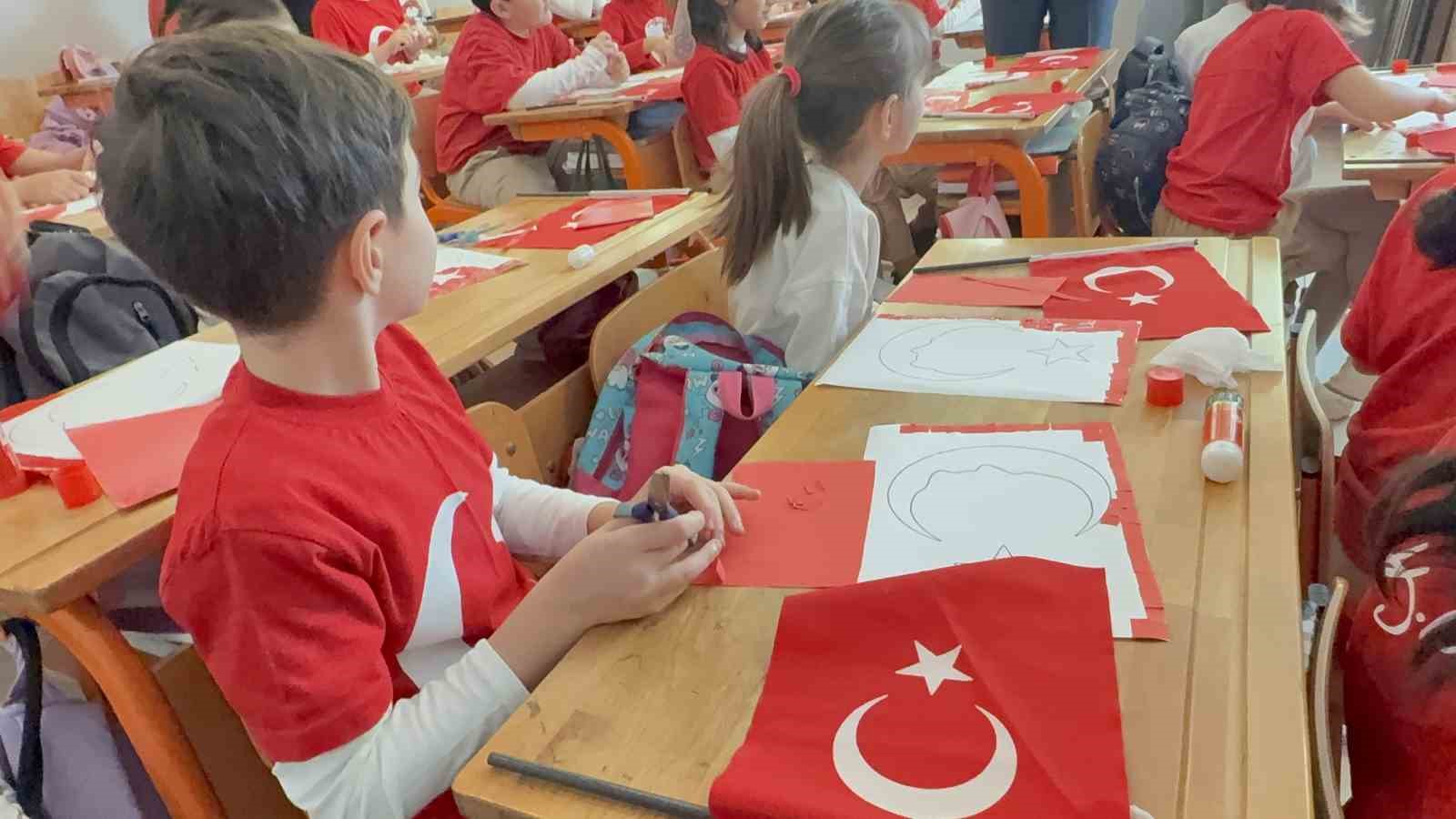 Bodrum’da öğrenciler kırmızı beyaz ay yıldızlı kıyafetlerle eğitime başladı
