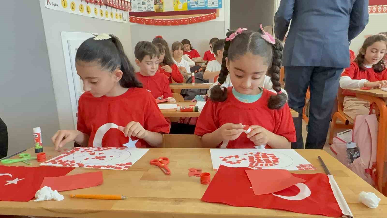 Bodrum’da öğrenciler kırmızı beyaz ay yıldızlı kıyafetlerle eğitime başladı
