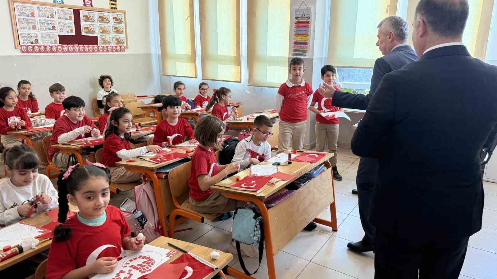 Bodrum’da öğrenciler kırmızı beyaz ay yıldızlı kıyafetlerle eğitime başladı
