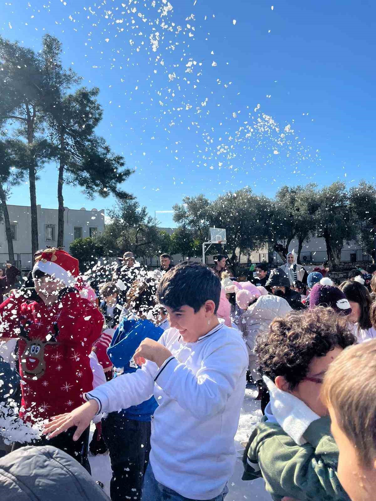 Bodrum’da öğrencilere yapay kar sürprizi
