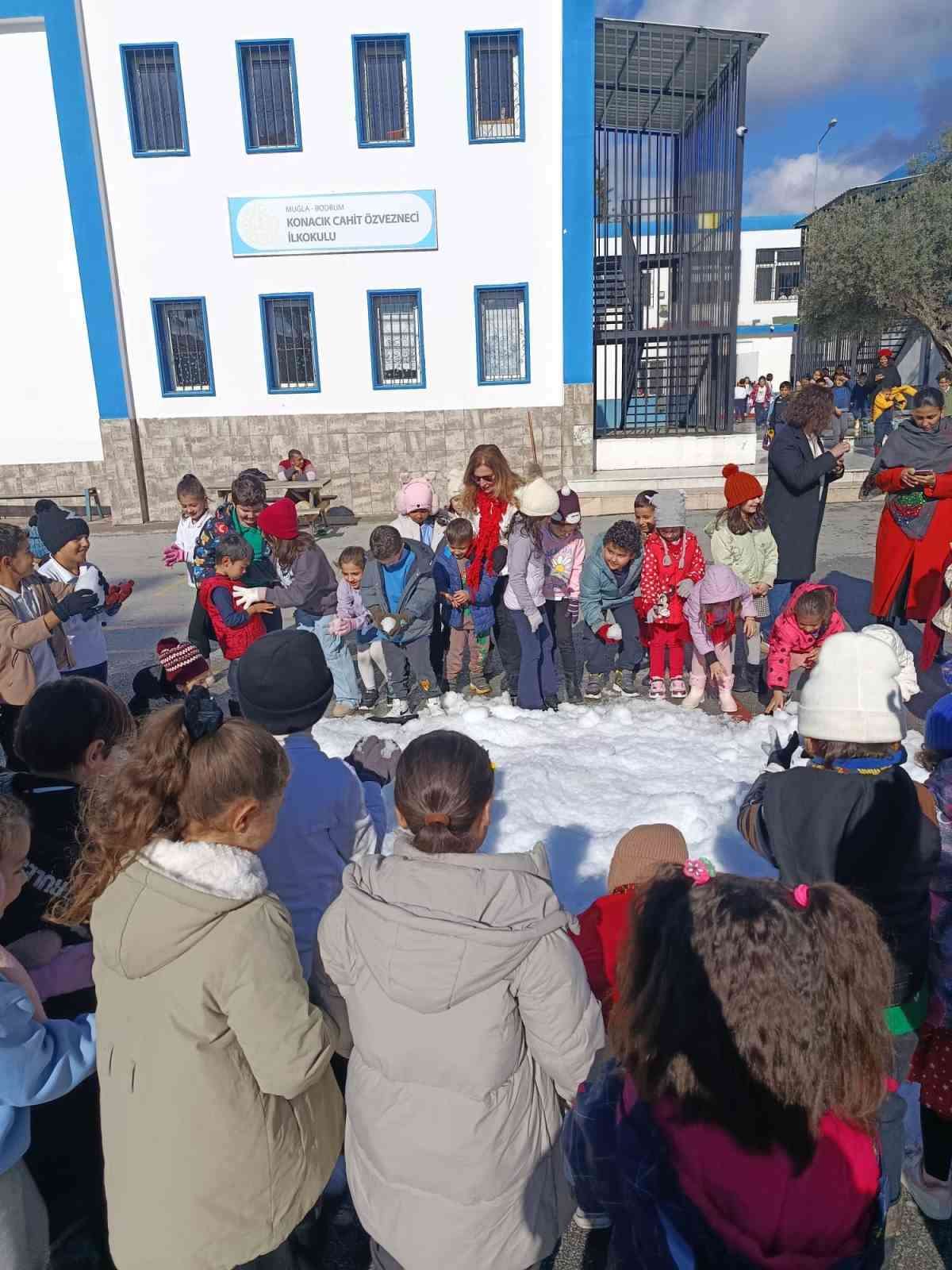 Bodrum’da öğrencilere yapay kar sürprizi

