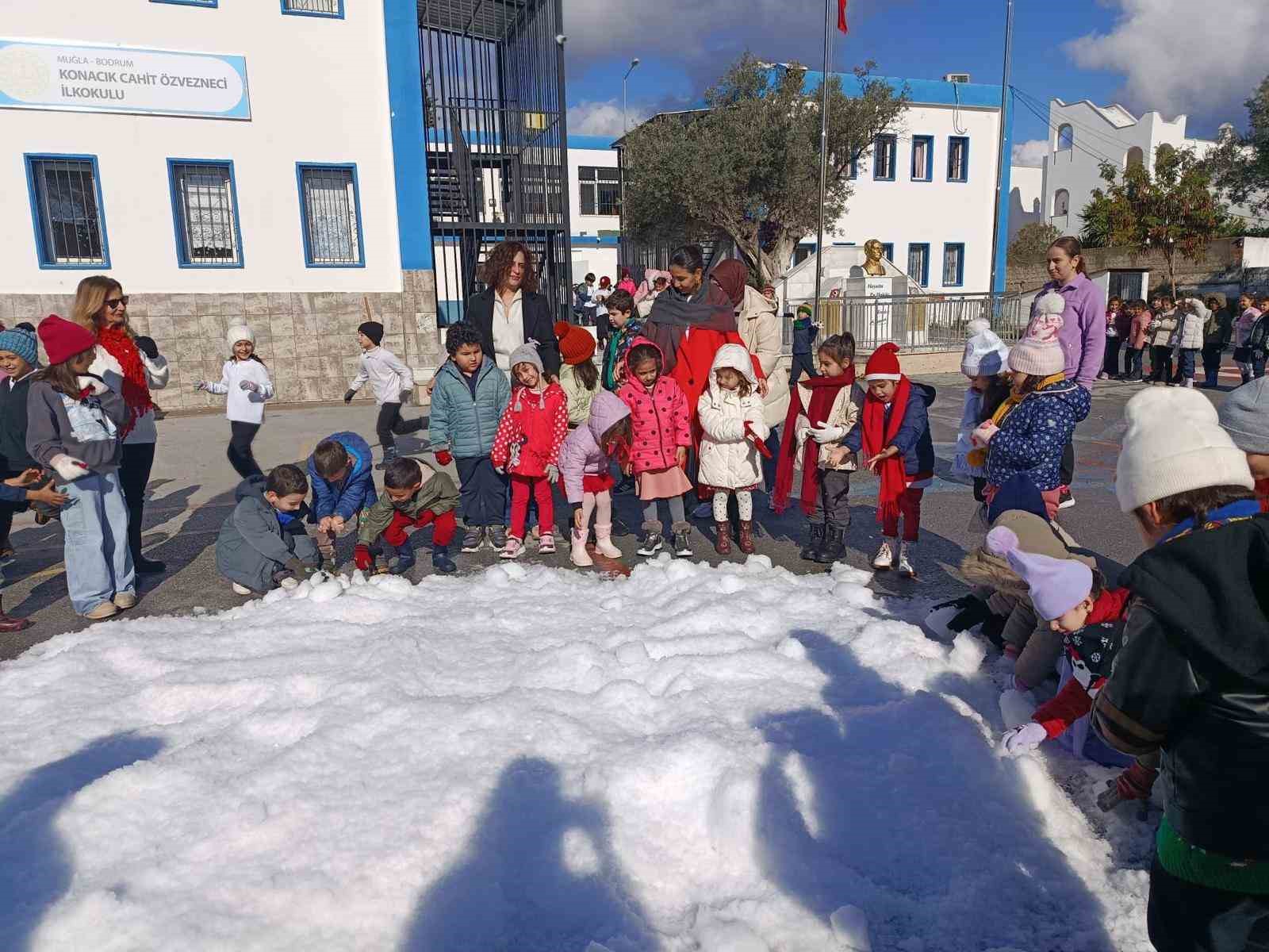 Bodrum’da öğrencilere yapay kar sürprizi
