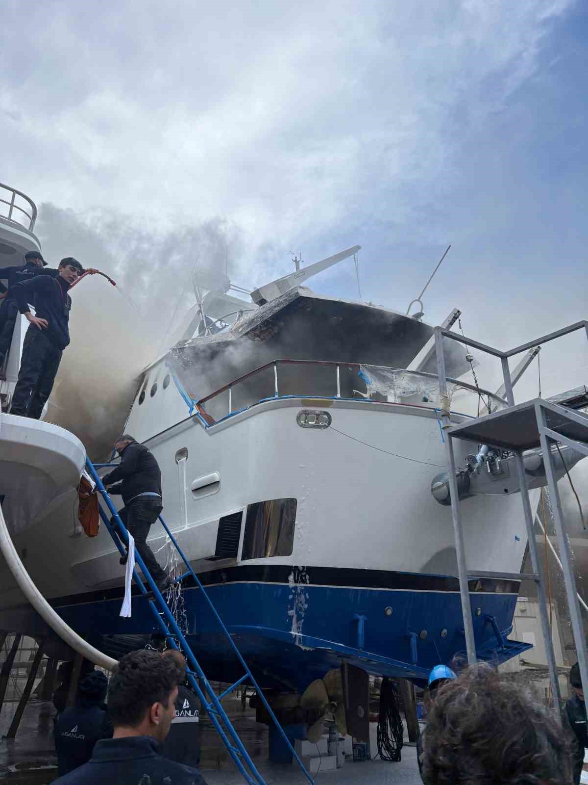 Bodrum’da Sadri Şener’in motoryatında yangın çıktı
