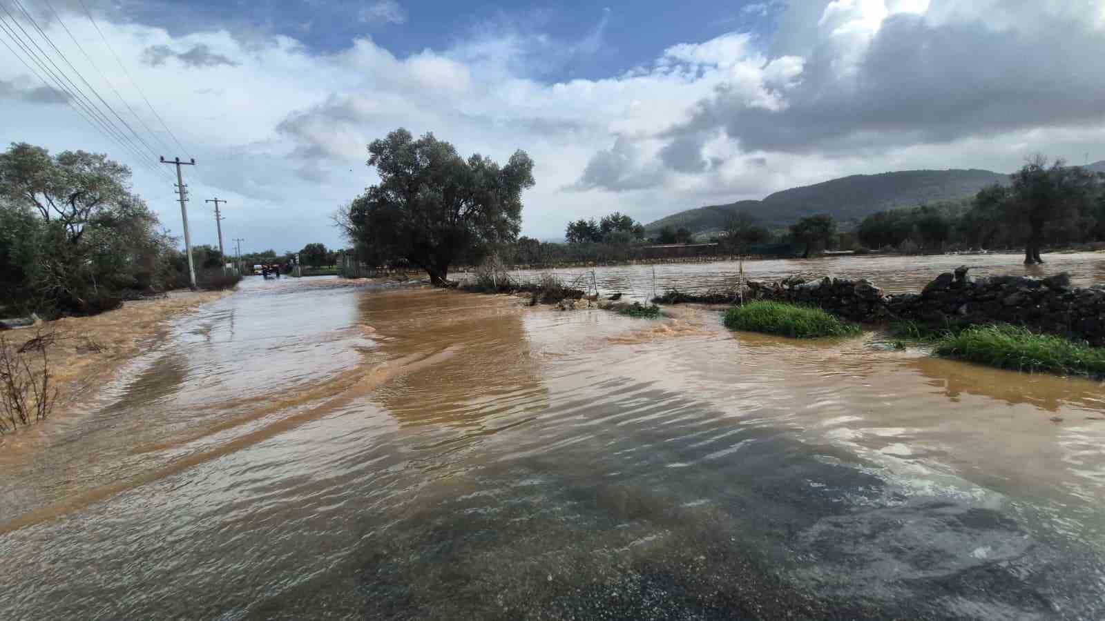 Bodrum’da sağanak yağış etkili oldu, iş yerlerini su bastı
