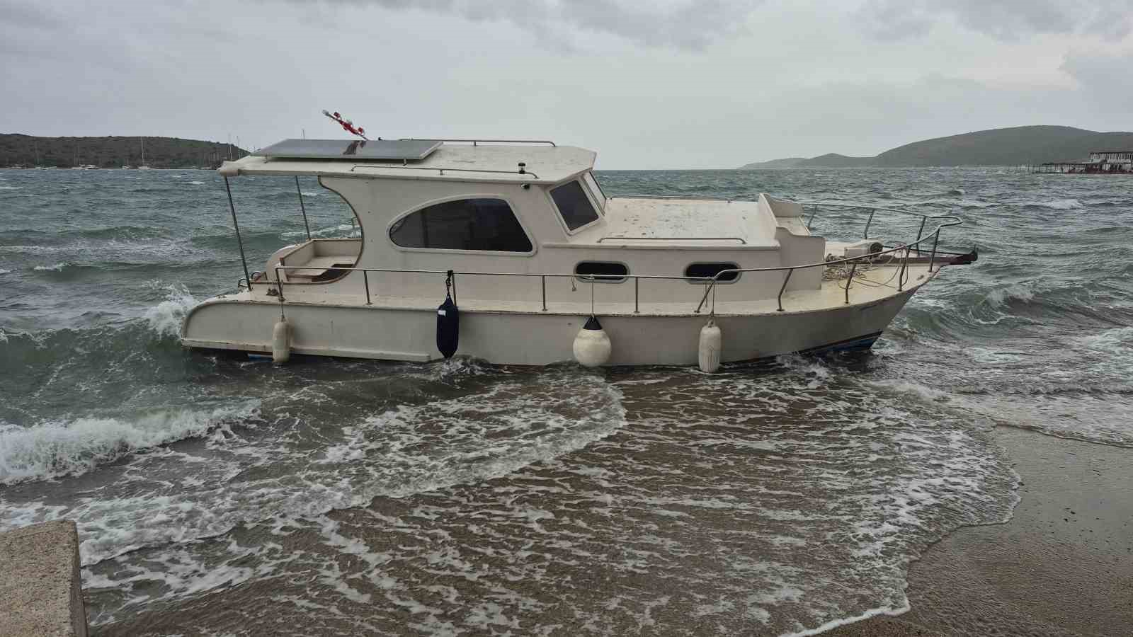 Bodrum’da tekneler karaya vurdu, feribot seferleri yapılamadı
