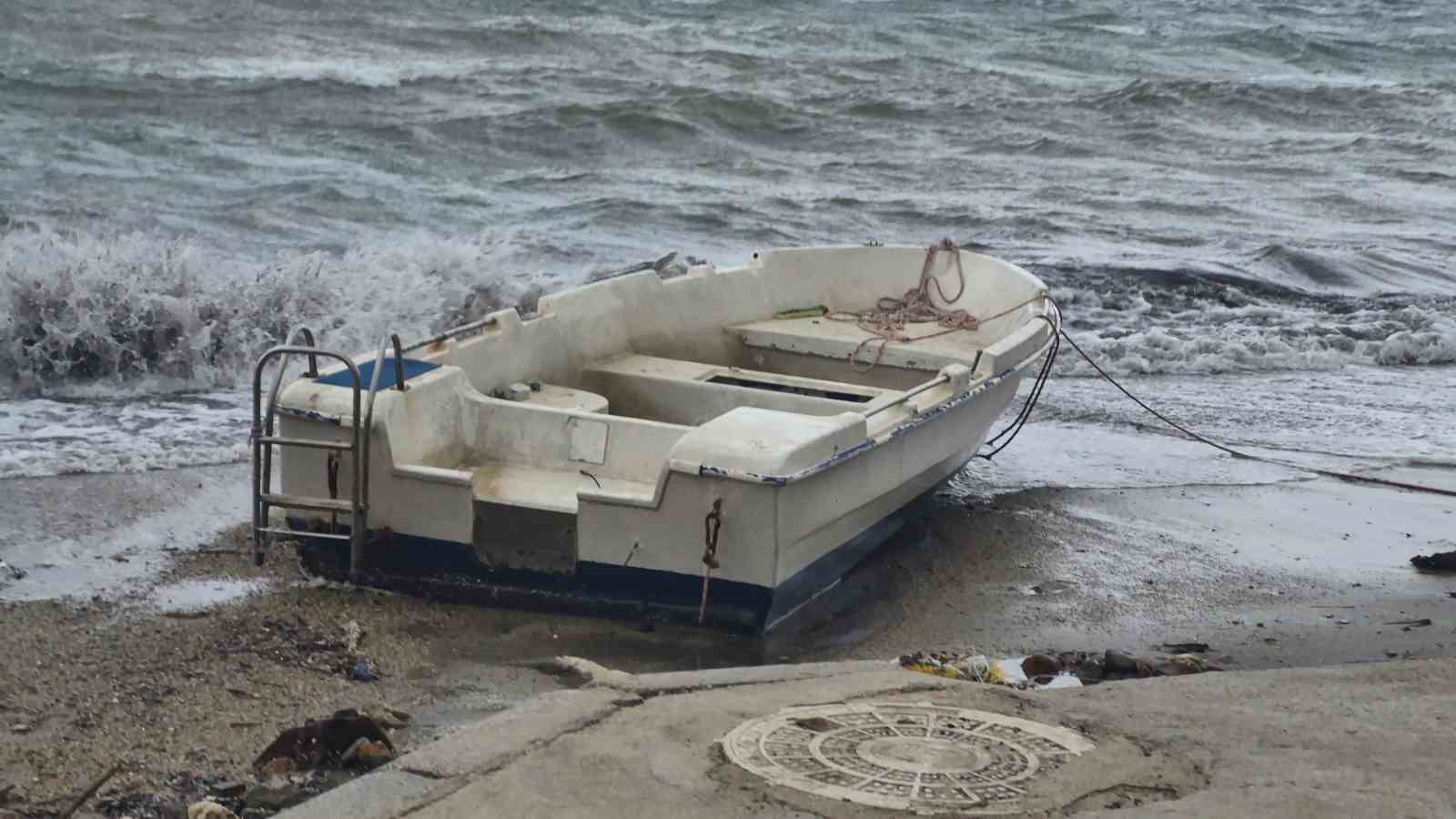 Bodrum’da tekneler karaya vurdu, feribot seferleri yapılamadı
