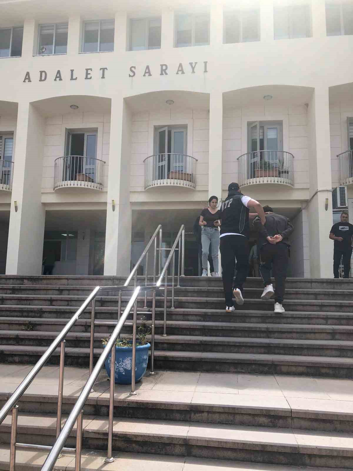 Bodrum’da uyuşturucu operasyonu: "3 sanığa 22 yıl 6 ay hapis"
Bodrum’da uyuşturucu operasyonu: "3 sanığa 22 yıl 6 ay hapis"