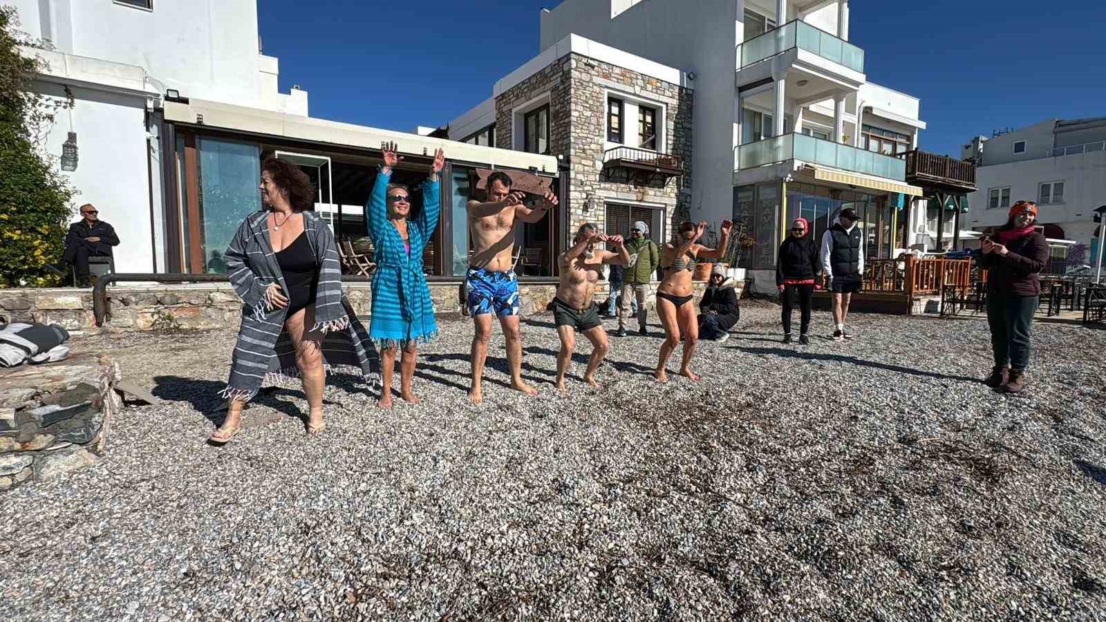 Bodrum’da yeni yılın ilk gününde denize girdiler
