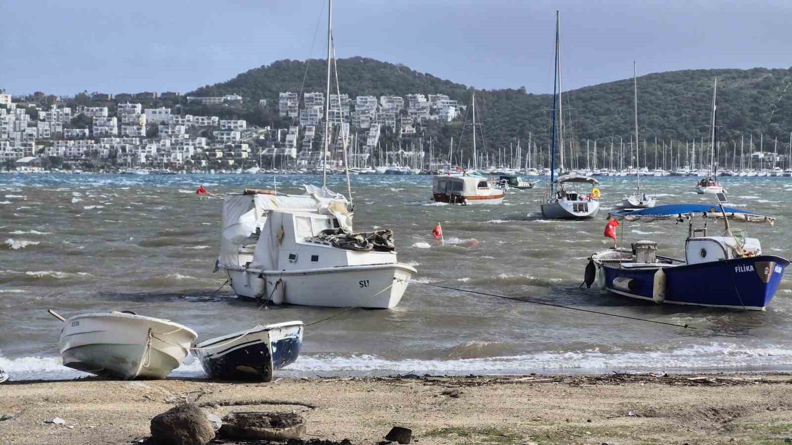 Bodrum’u kuvvetli fırtına vurdu
