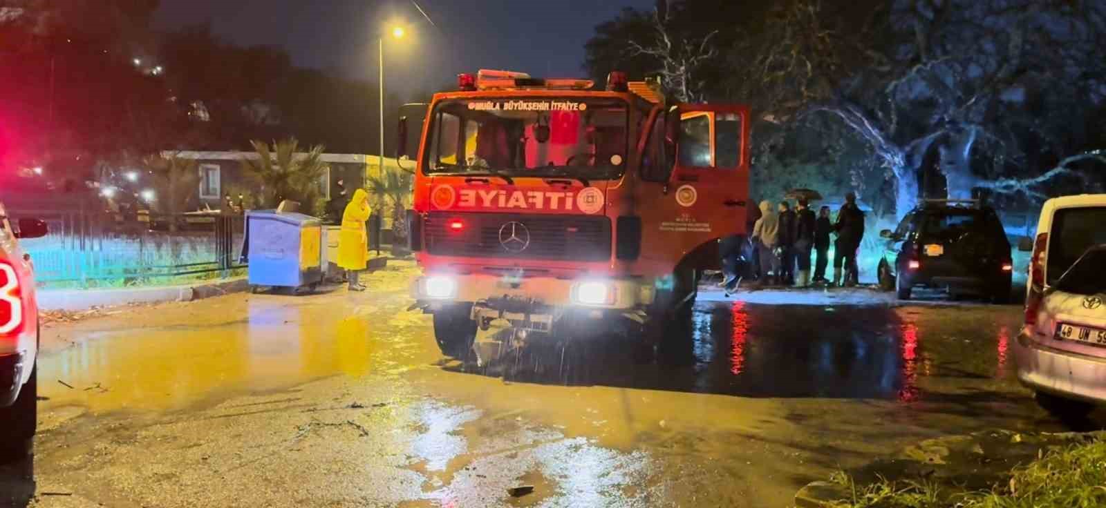 Bodrum’u sağanak vurdu: Araç sürüklendi, evleri su bastı
