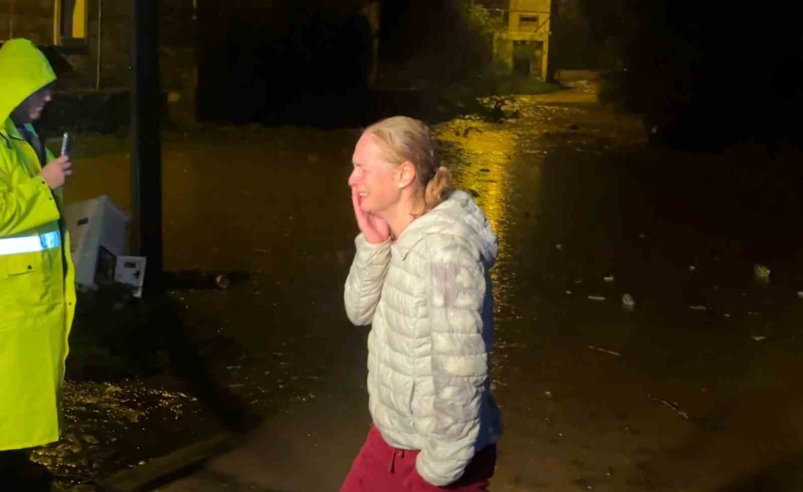 Bodrum’u sağanak vurdu: Araç sürüklendi, evleri su bastı
