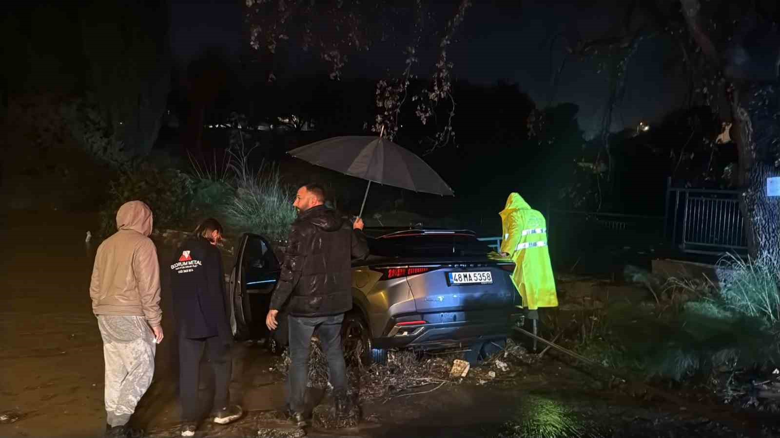Bodrum’u sağanak vurdu: Araç sürüklendi, evleri su bastı
