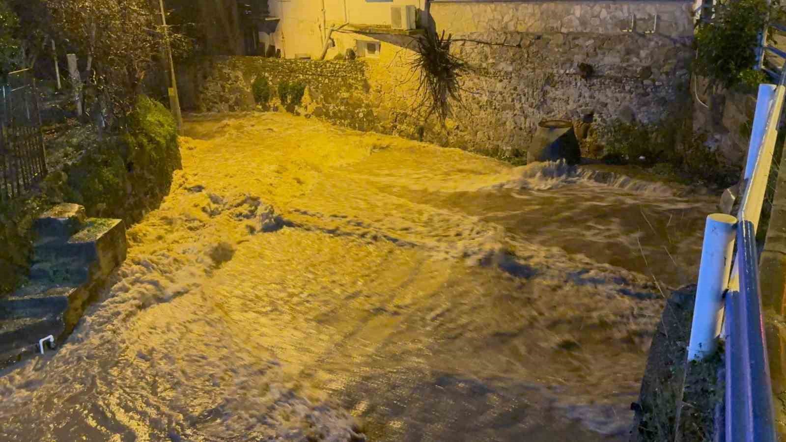 Bodrum’u sağanak vurdu: Araç sürüklendi, evleri su bastı
