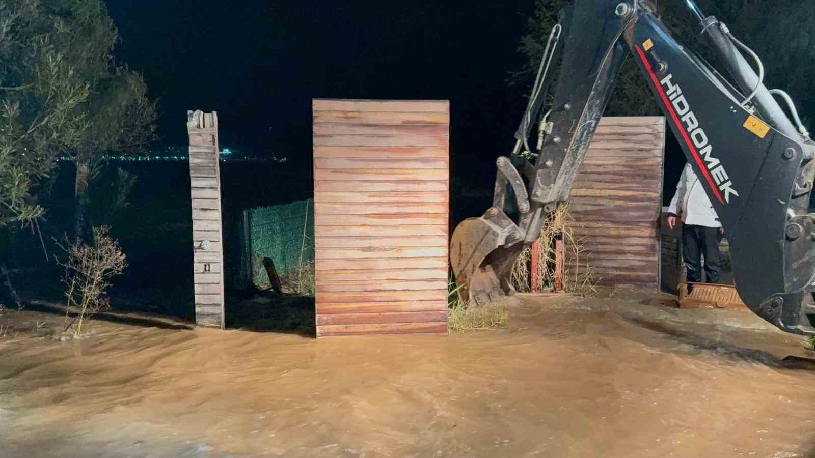 Bodrum’u sel vurdu, evler ve iş yerlerini su bastı
