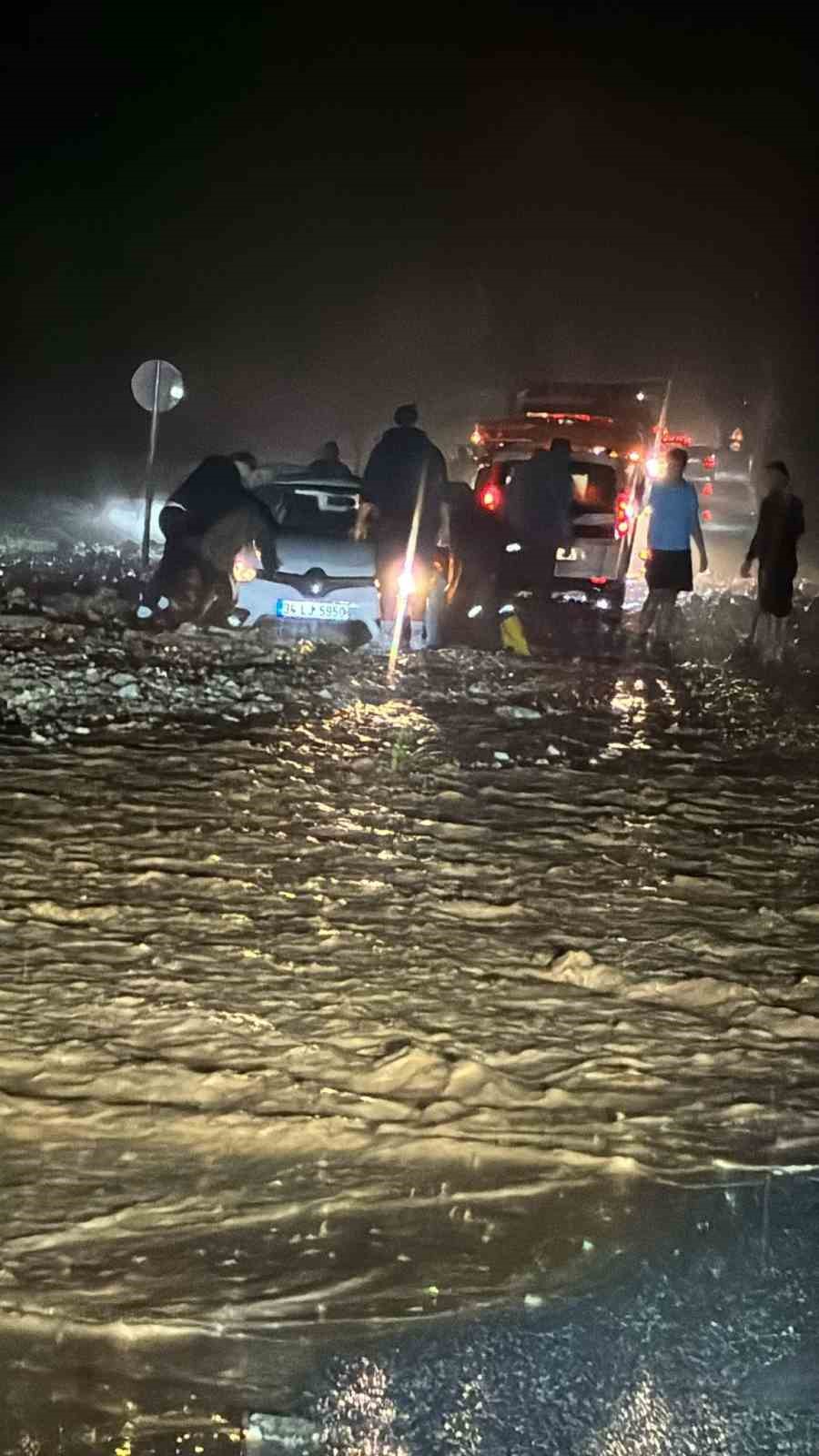 Bodrum’u sel vurdu, evler ve iş yerlerini su bastı
