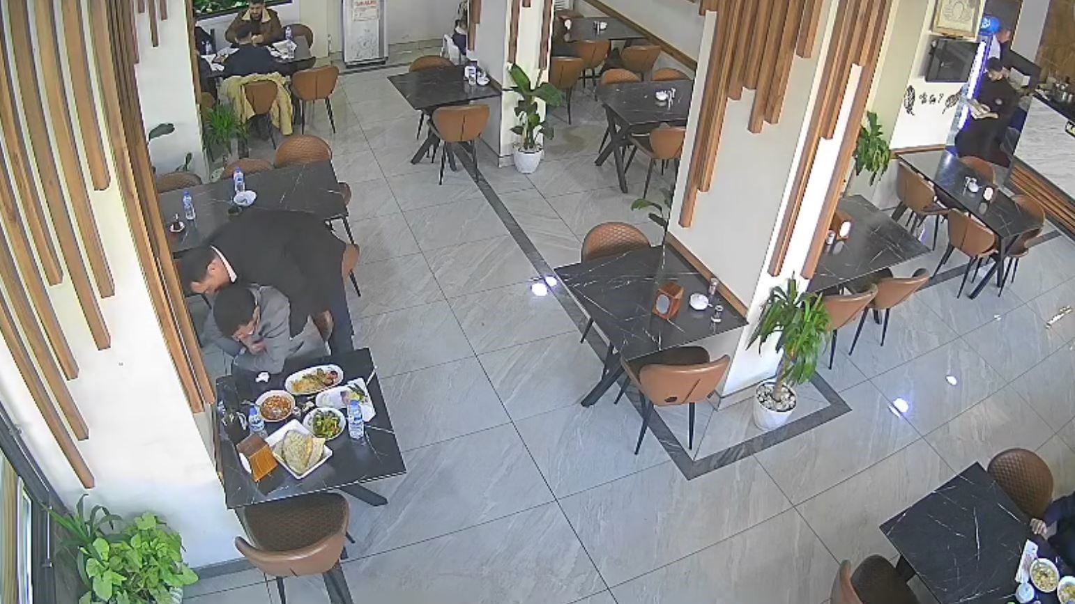 Boğazına kaçan pirinç tanesi canına mal oluyordu: O anları anlattı
Boğazına kaçan pirinç tanesi canına mal oluyordu: O anları anlattı