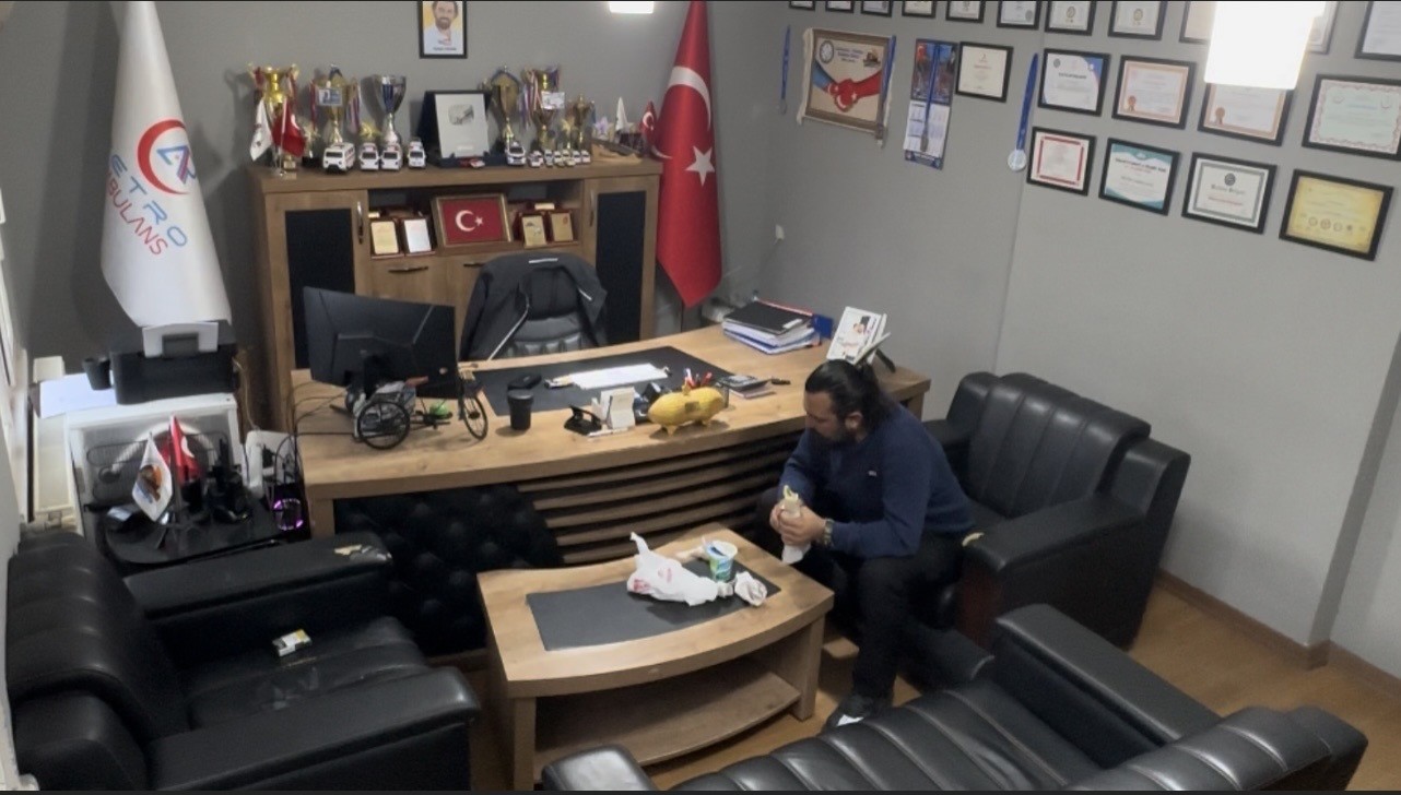 Boğazına lokma kaçan sağlık çalışanı kendi uyguladığı Heimlich manevrasıyla hayata tutundu
