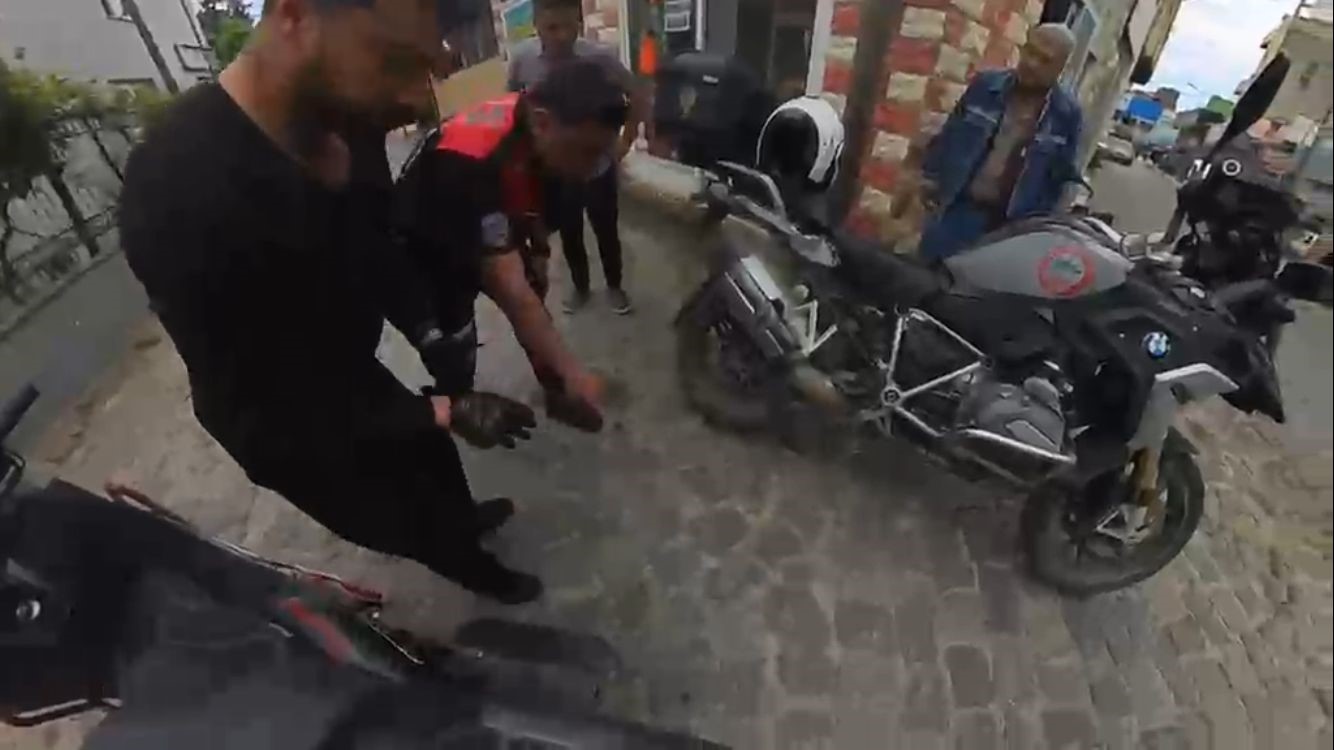 Boğazına şeker kaçan motorcuyu, polis Heimlich manevrasıyla kurtardı
