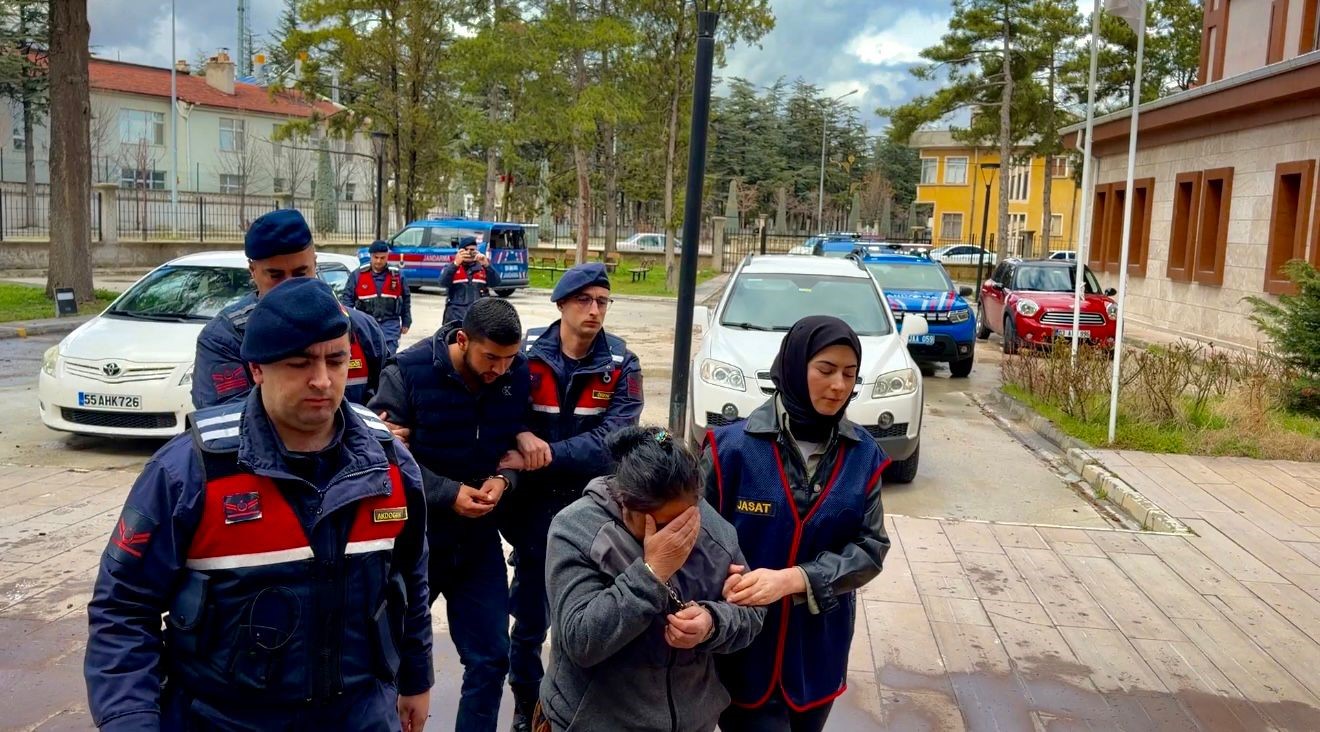 Bohçacı kılığında geldikleri köyde 880 bin TL’lik soygun yaptılar
