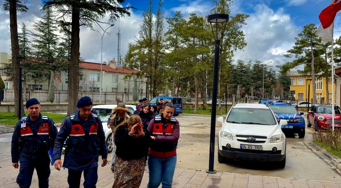 Bohçacı kılığında geldikleri köyde 880 bin TL’lik soygun yaptılar
