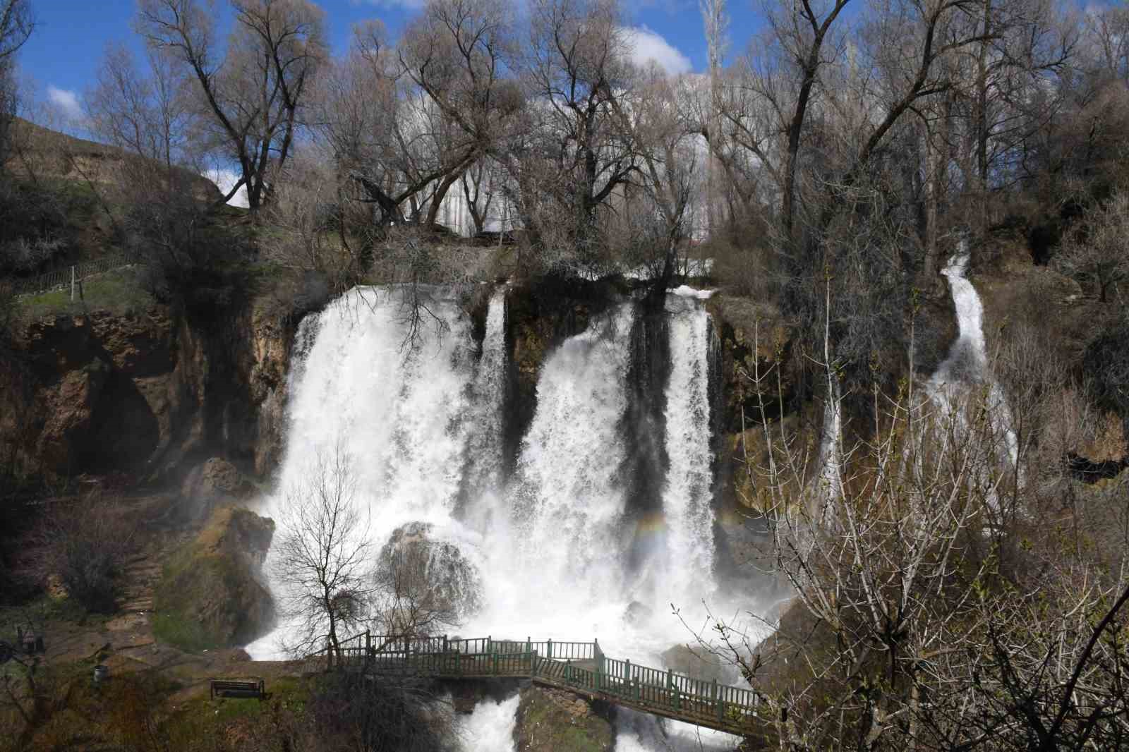 Bol yağışlar Sızır şelalesini coşturdu
