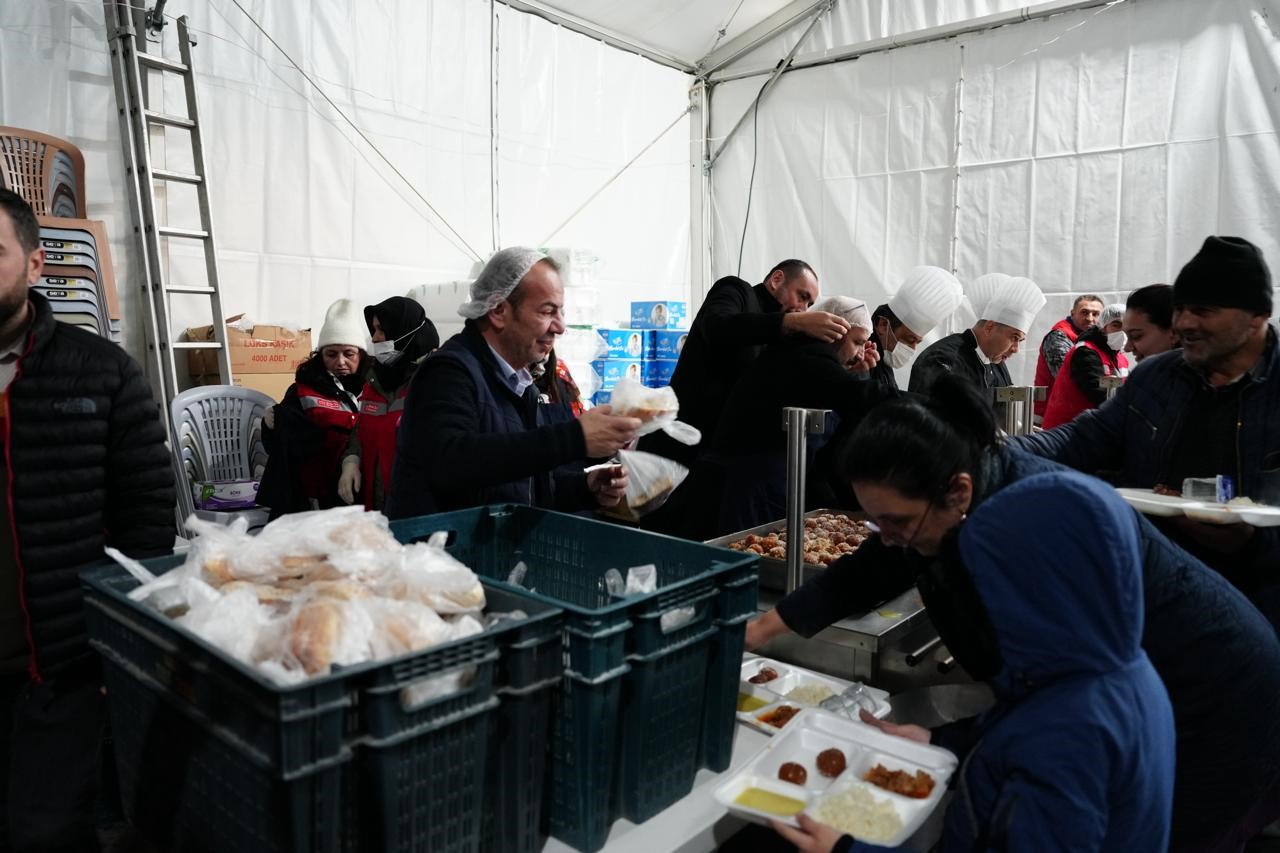 Bolu Belediyesi iftar çadırına yoğun ilgi
