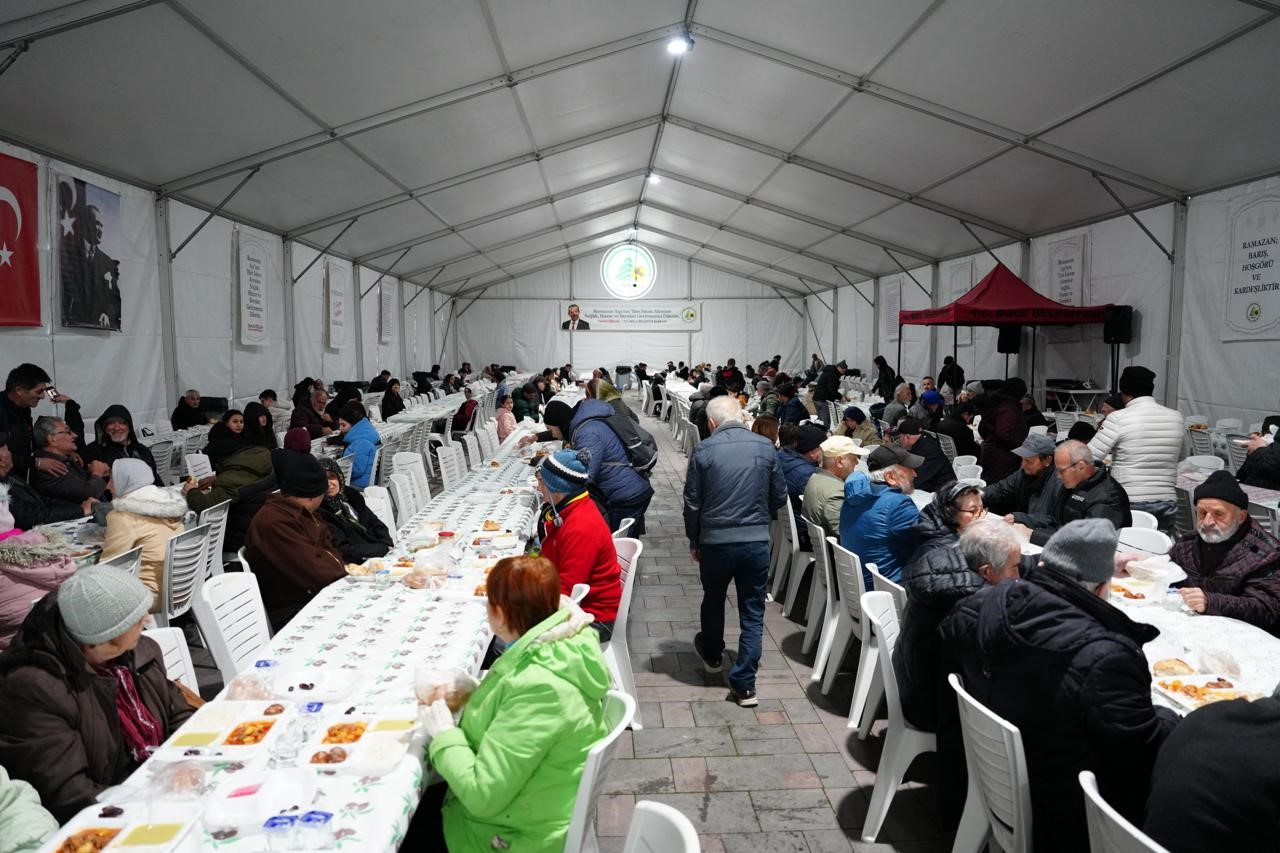 Bolu Belediyesi iftar çadırına yoğun ilgi

