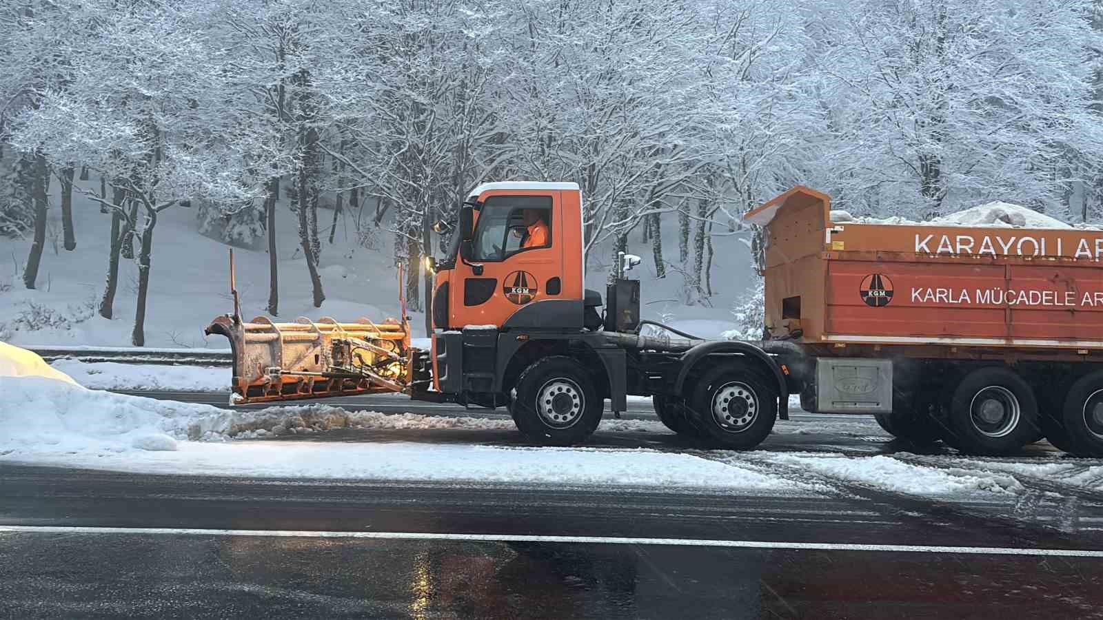 Bolu Dağı geçişinde kar ve hafif sis etkili oluyor
