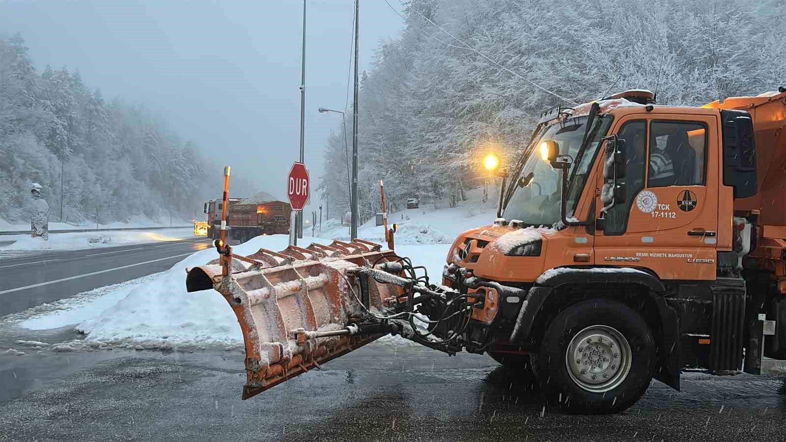 Bolu Dağı geçişinde kar ve hafif sis etkili oluyor
