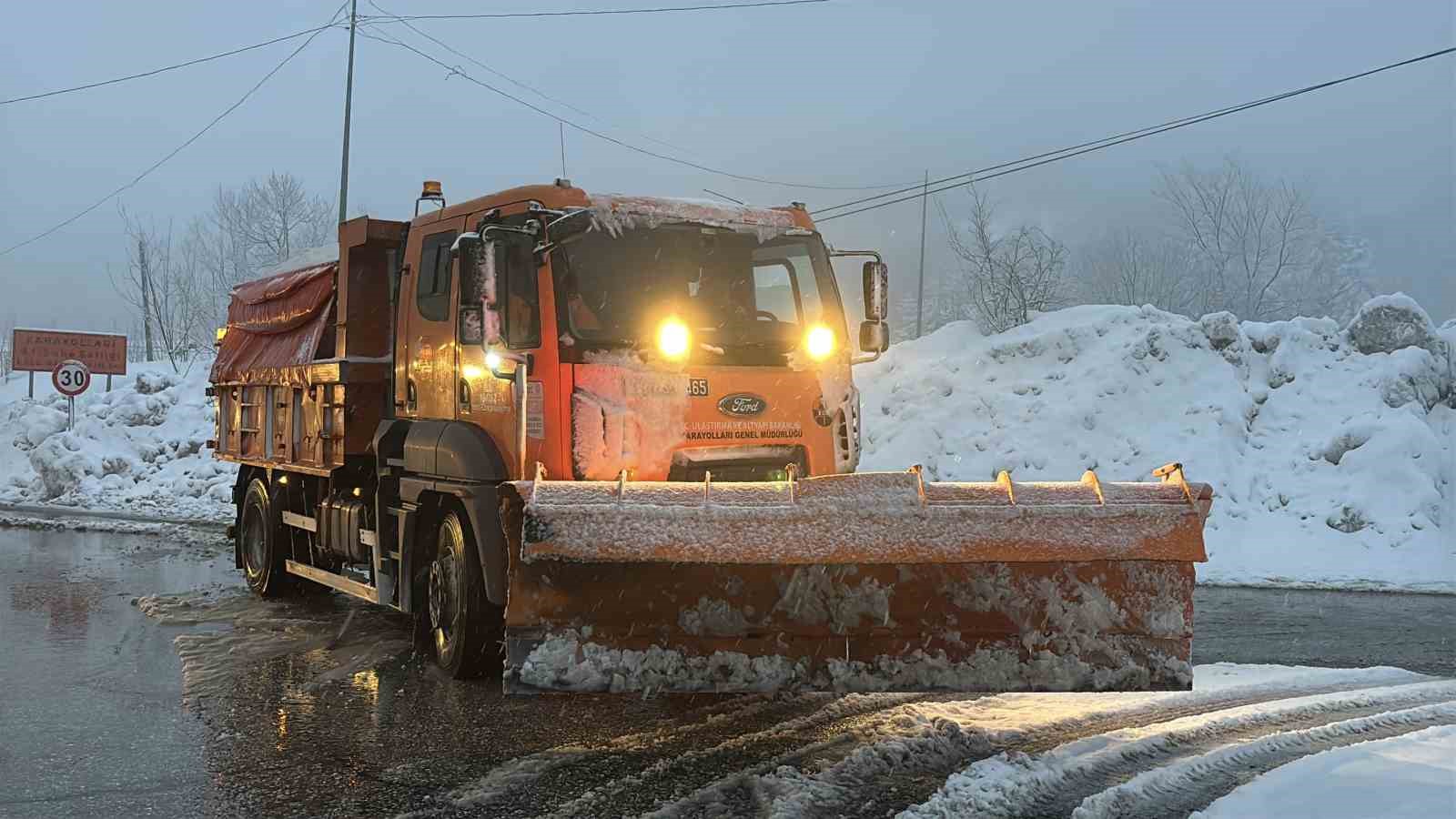 Bolu Dağı geçişinde kar ve hafif sis etkili oluyor
