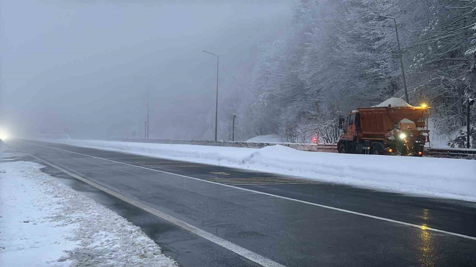 Bolu Dağı geçişinde kar ve hafif sis etkili oluyor
