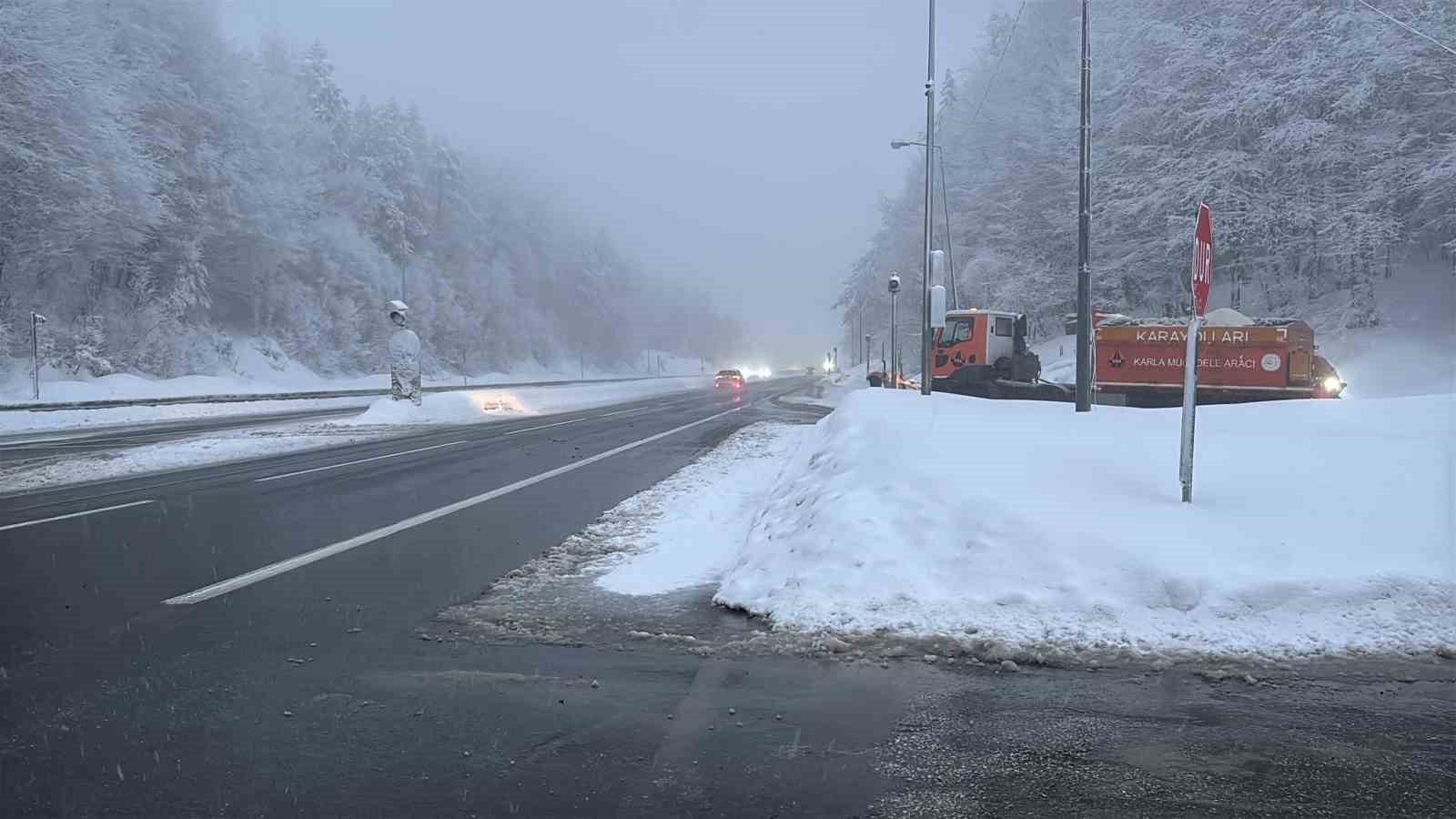 Bolu Dağı geçişinde kar ve hafif sis etkili oluyor
