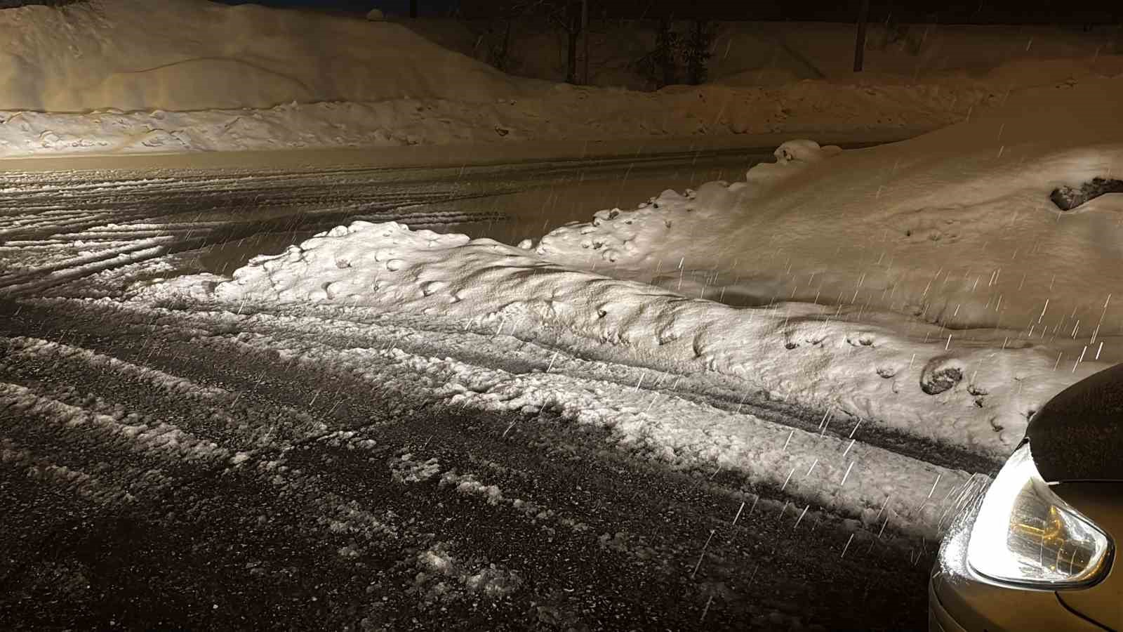 Bolu Dağı geçişinde kar yağışı başladı
