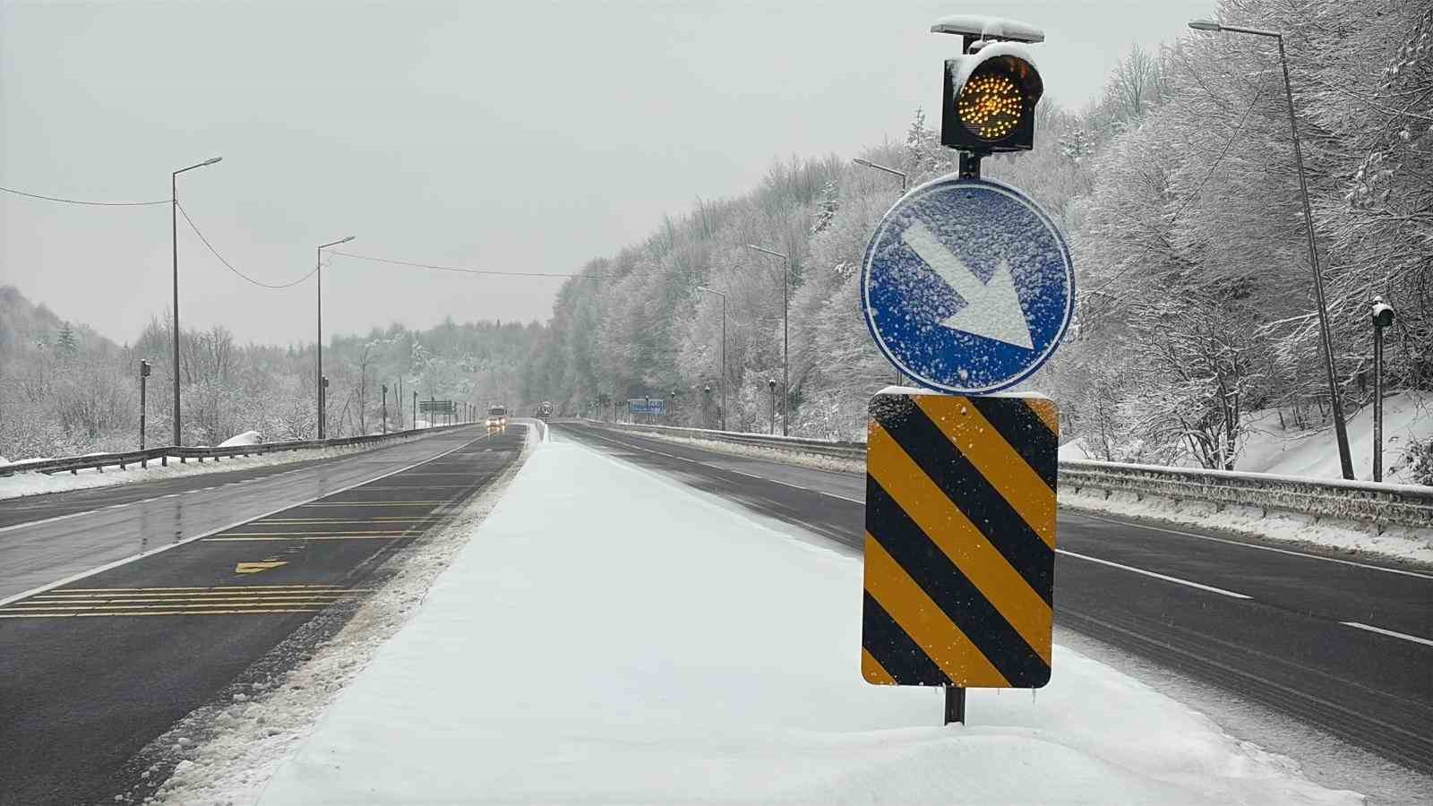Bolu Dağı geçişinde kar yağışı etkili oluyor
