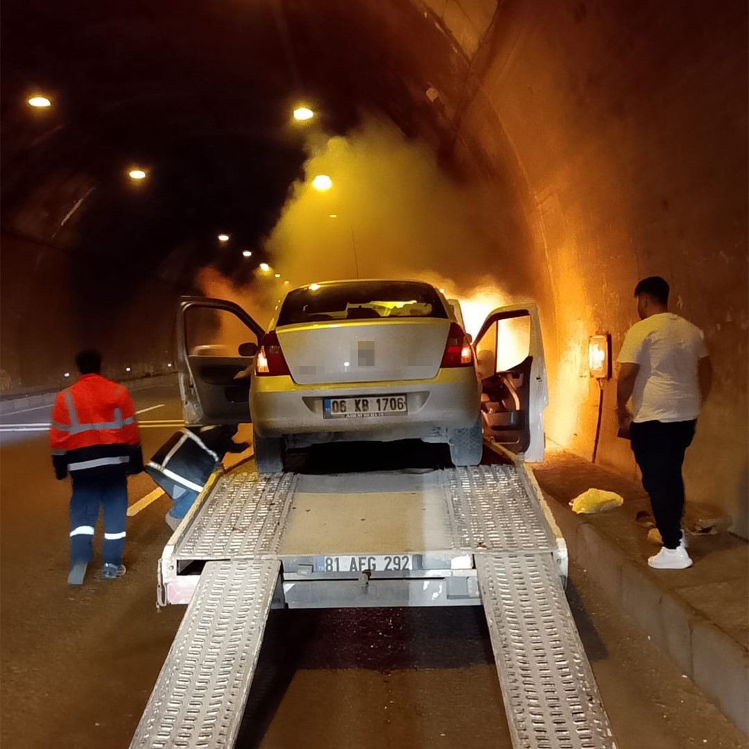 Bolu Dağı Tüneli’nde oto kurtarıcı alevlere teslim oldu
