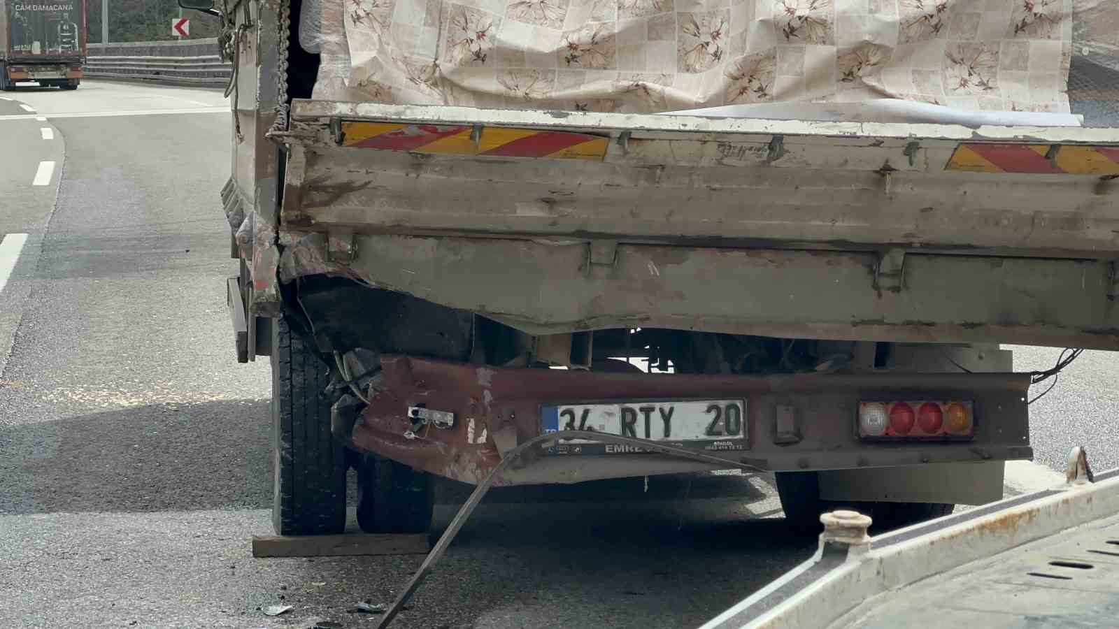 Bolu Dağı Tüneli’nde otomobille kamyonet çarpıştı: 2’si çocuk 4 yaralı
