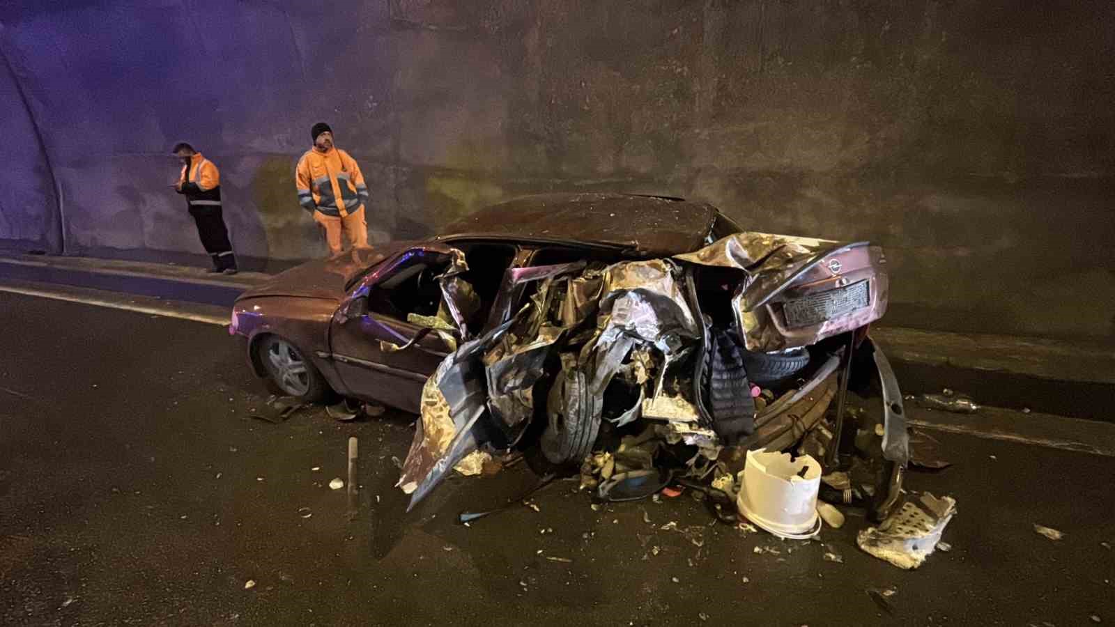 Bolu Dağı Tüneli’nde tırla çarpışan otomobil hurdaya döndü: 5 yaralı
