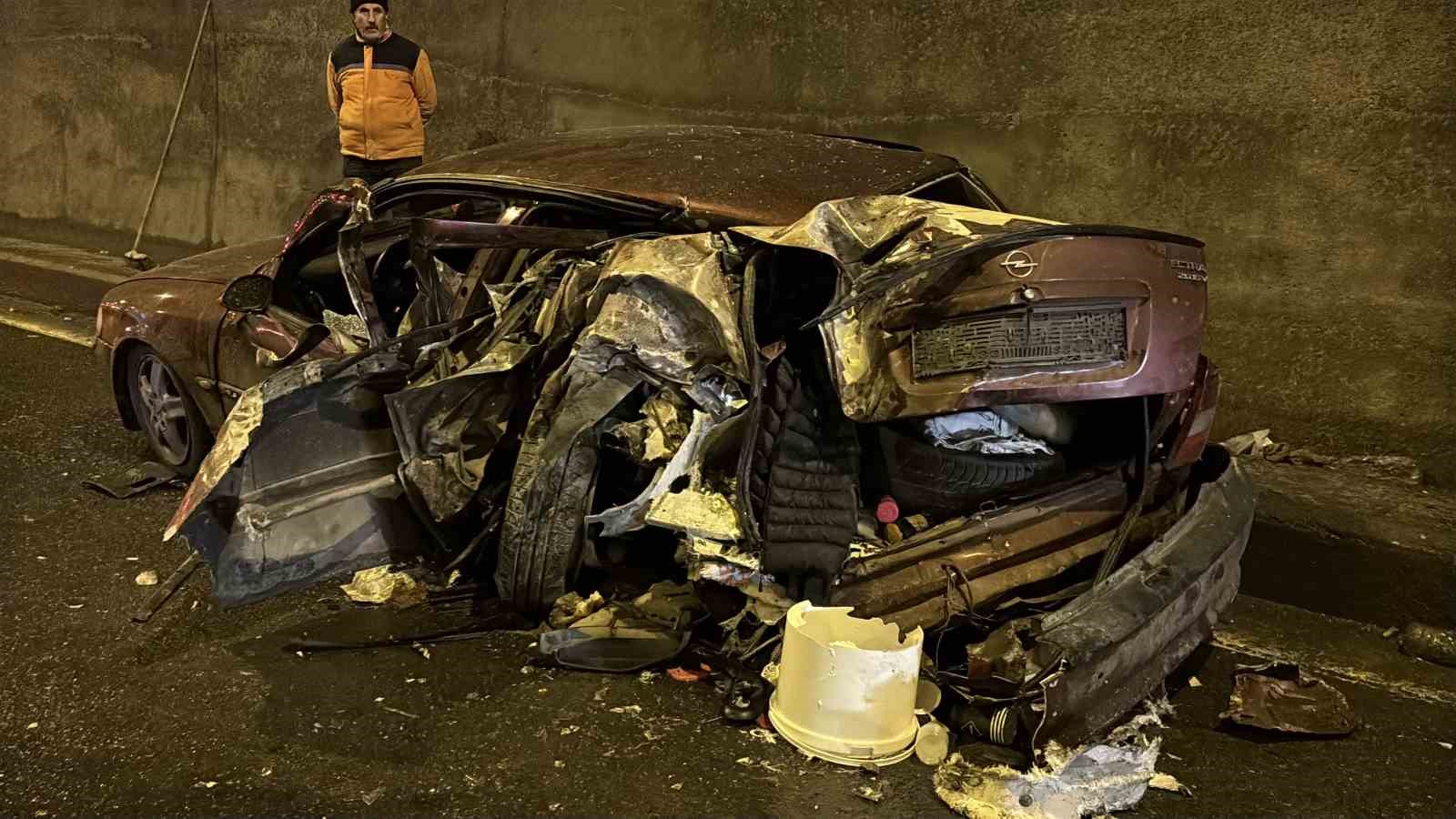 Bolu Dağı Tüneli’nde tırla çarpışan otomobil hurdaya döndü: 5 yaralı
