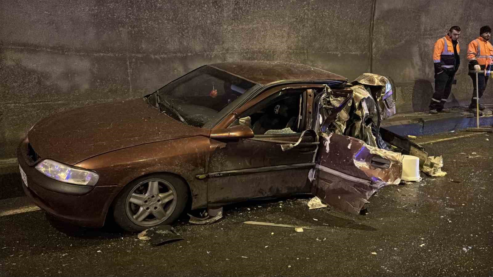 Bolu Dağı Tüneli’nde tırla çarpışan otomobil hurdaya döndü: 5 yaralı

