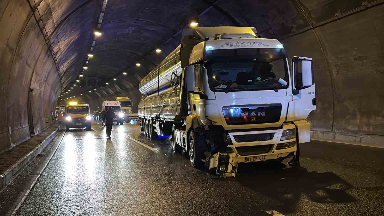 Bolu Dağı Tüneli’nde tırla çarpışan otomobil hurdaya döndü: 5 yaralı
