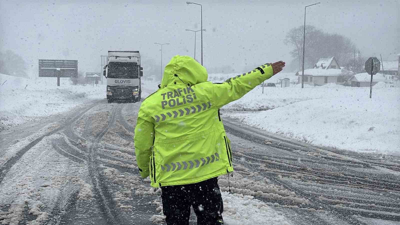 Bolu Dağı’nda D-100 kara yolunun İstanbul yönü ağır tonajlı araç trafiğine kapatıldı
