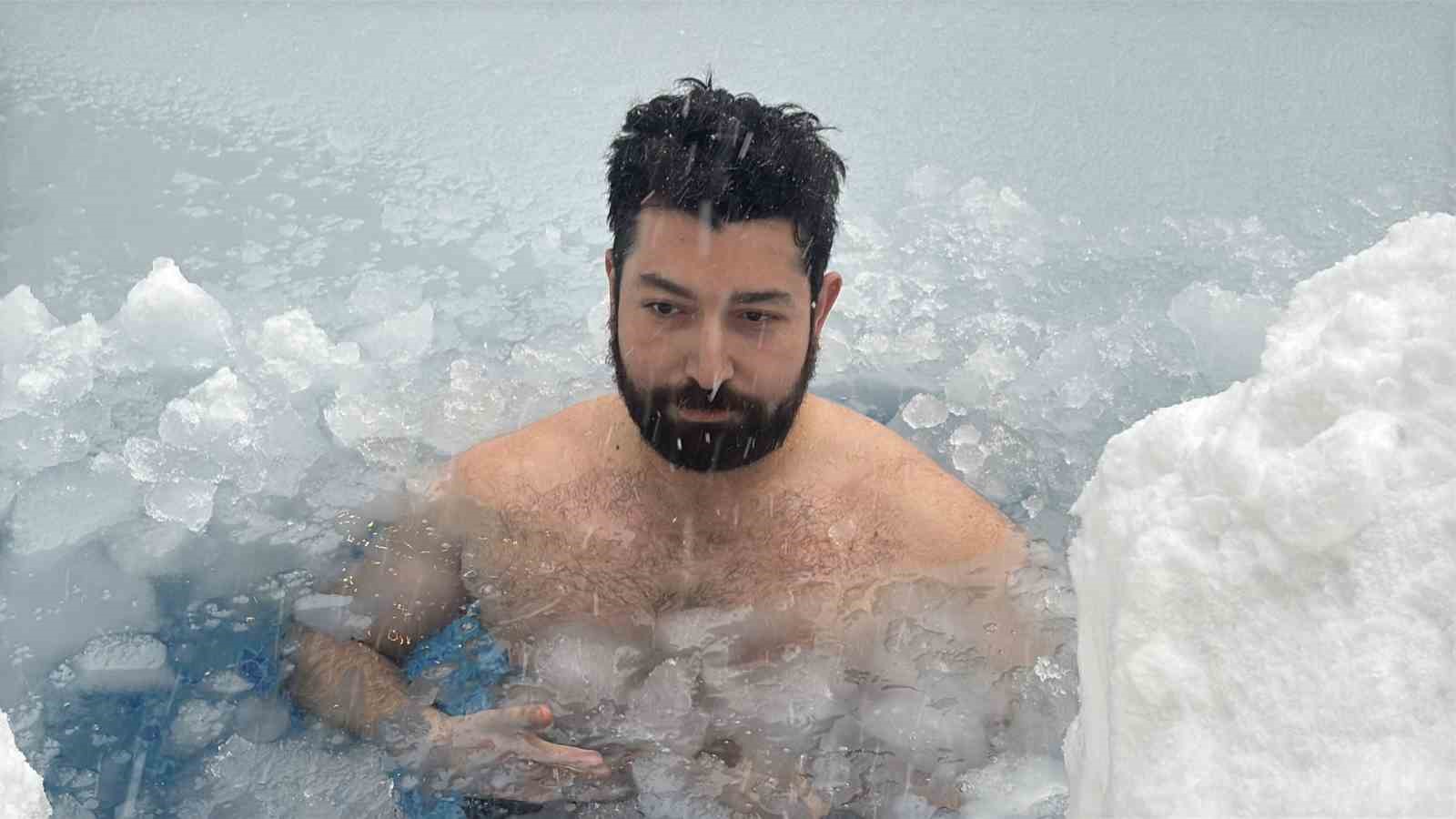 Bolu Dağı’nda eksi 10 derecede buz tutan havuza girdi
