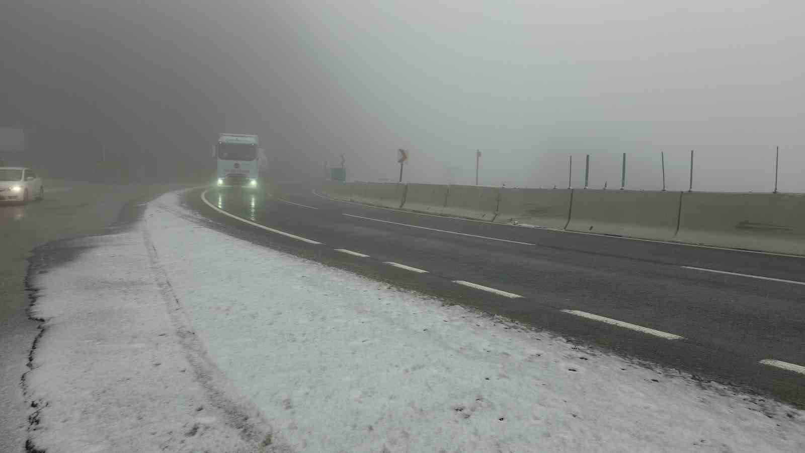 Bolu Dağı’nda hafif kar yağışı ve sis etkili oluyor
