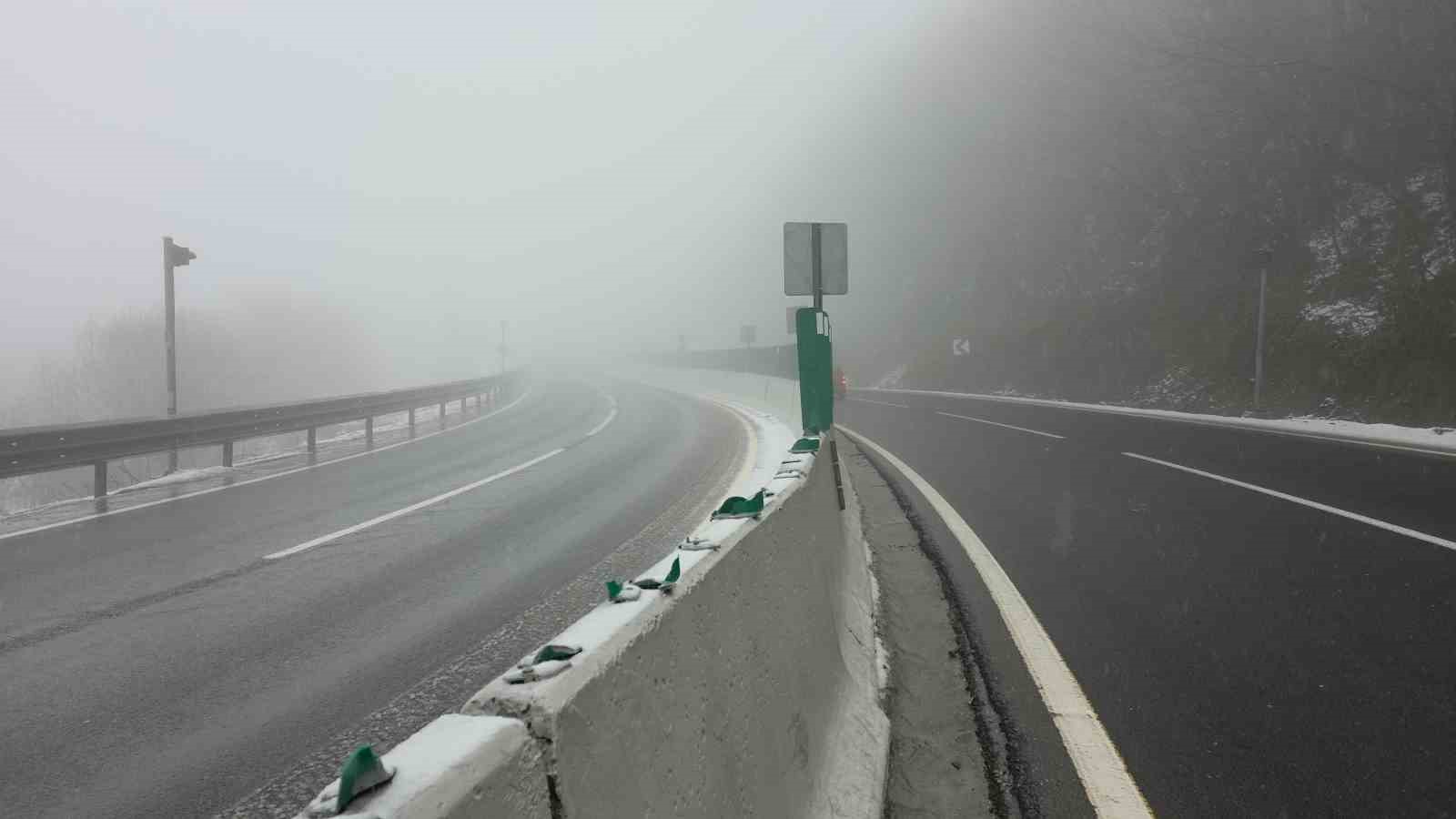 Bolu Dağı’nda hafif kar yağışı ve sis etkili oluyor
