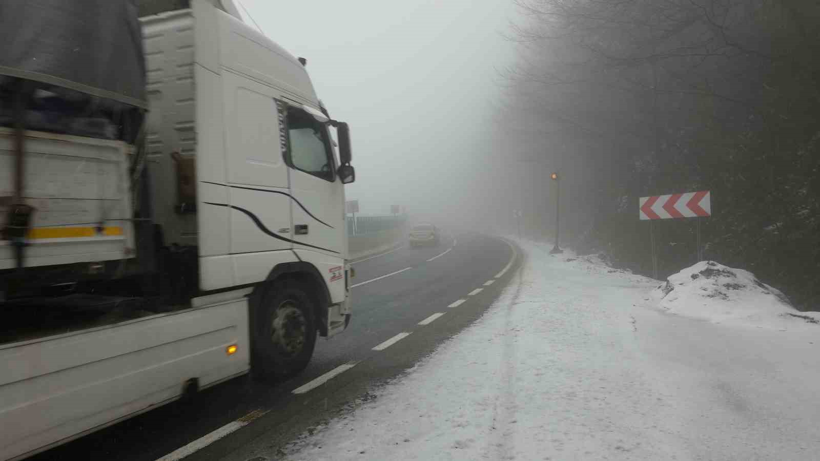 Bolu Dağı’nda hafif kar yağışı ve sis etkili oluyor
