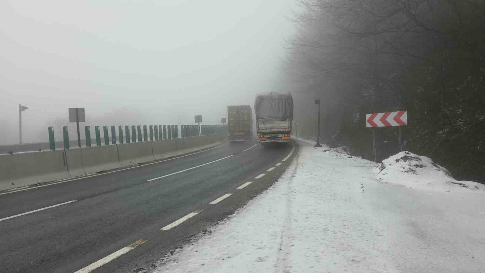 Bolu Dağı’nda hafif kar yağışı ve sis etkili oluyor
