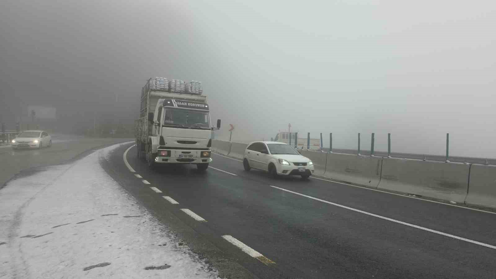Bolu Dağı’nda hafif kar yağışı ve sis etkili oluyor
