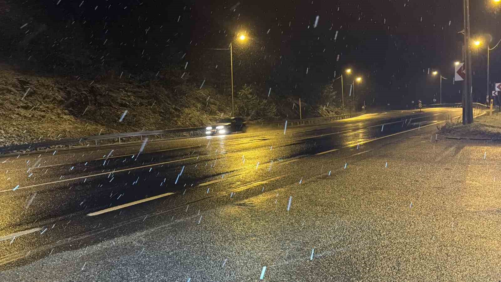 Bolu Dağı’nda kar yağışı etkisini arttırdı
