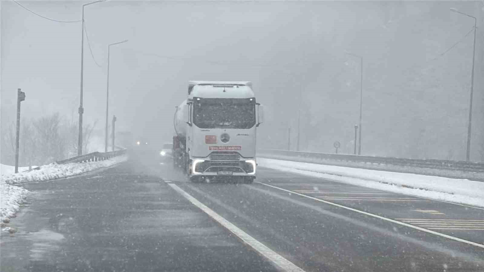 Bolu Dağı’nda kar yağışı sürüyor
