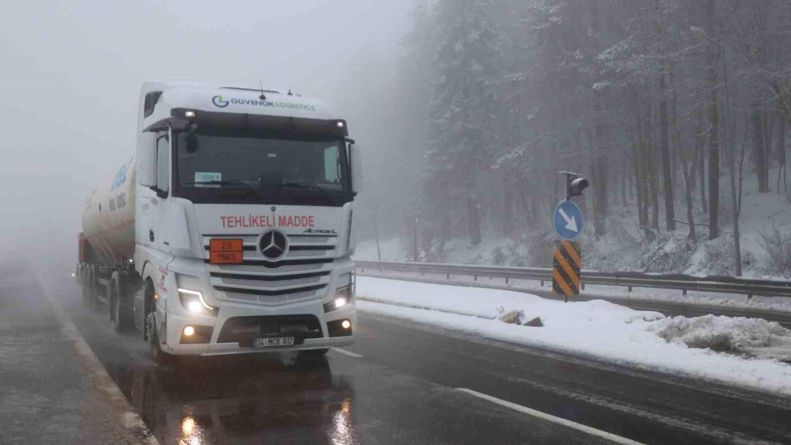 Bolu Dağı’nda sis ve hafif kar yağışı etkili oluyor: Görüş mesafesi 30 metreye düştü
